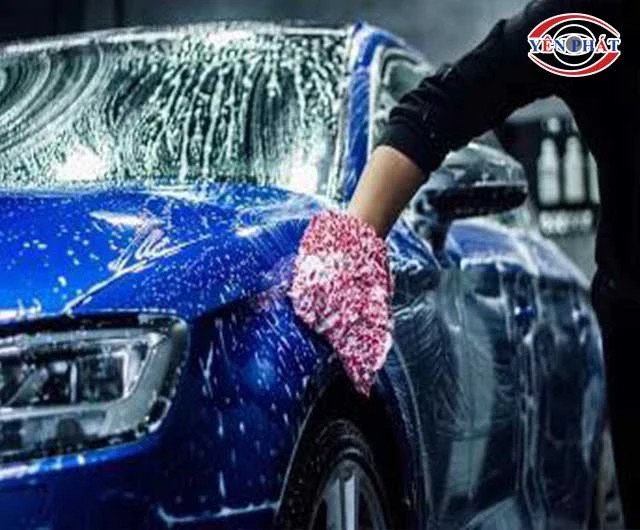 Hình ảnh các thiết bị rửa xe chuyên dụng như máy xịt áp lực, súng thổi khô được sắp xếp gọn gàng