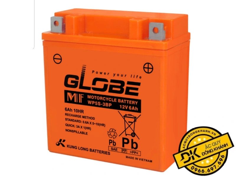 Hình ảnh các thương hiệu ắc quy xe máy phổ biến được trưng bày