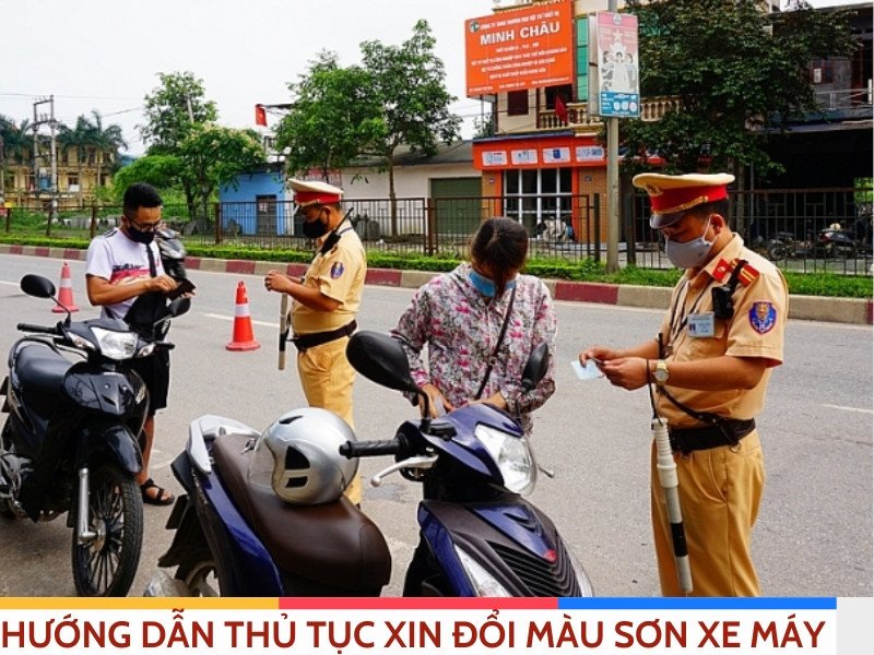 Hình ảnh cán bộ công an đang kiểm tra giấy tờ xe máy để xác minh thông tin