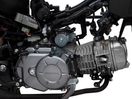 Hình ảnh cận cảnh bình xăng con của xe máy đang được kiểm tra