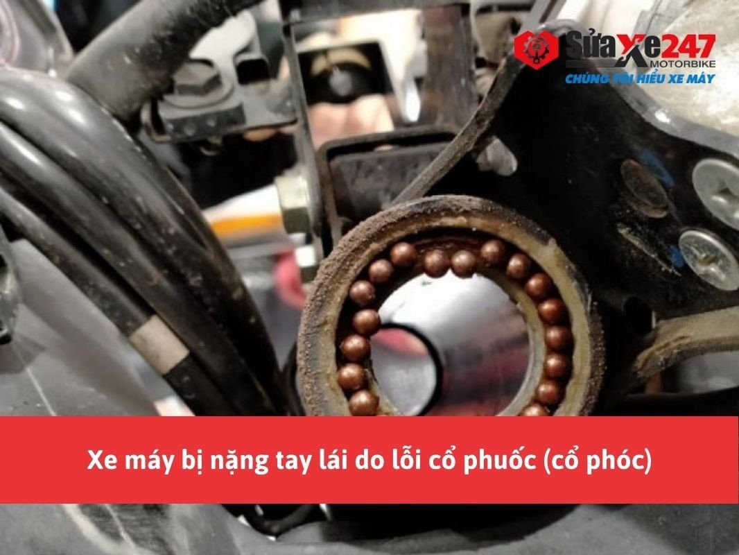 Hình ảnh cận cảnh bộ phận cổ phuộc xe máy đang được kiểm tra