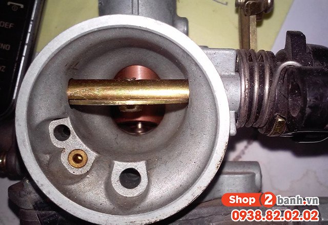 Hình ảnh cận cảnh bộ phận le gió xe máy trên tay lái