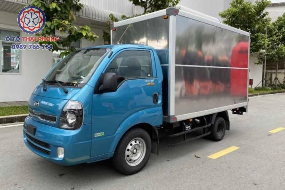 Hình ảnh cận cảnh cabin và phần đầu xe tải Thaco 1.25 tấn