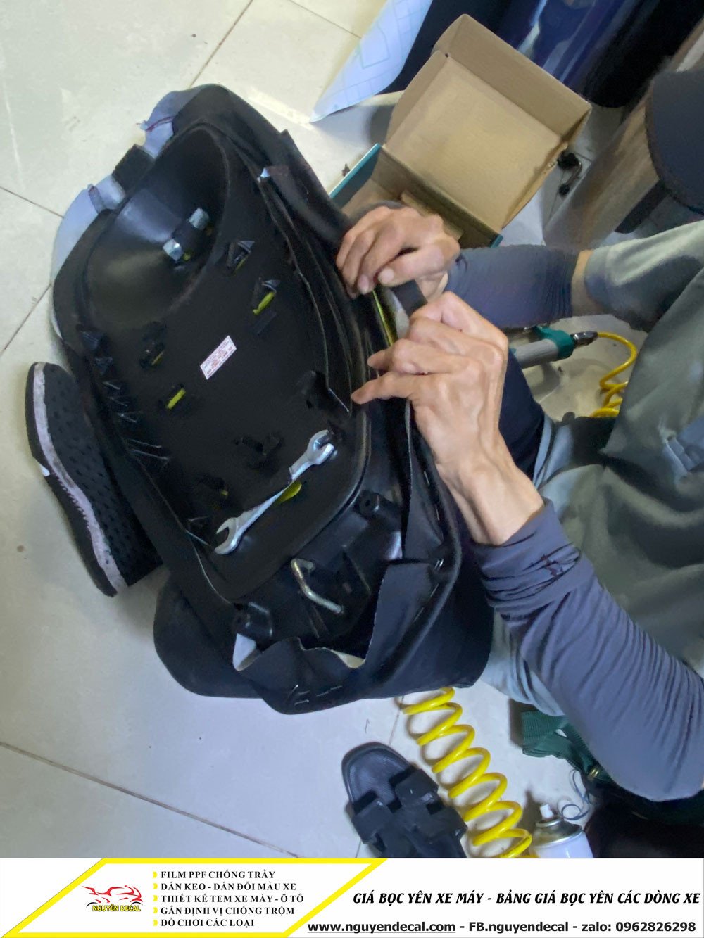 Hình ảnh cận cảnh các mẫu da bọc yên xe máy cao cấp được trưng bày tại cửa hàng