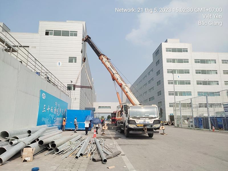 Hình ảnh cận cảnh cần trục xe nâng đang nâng vật liệu xây dựng