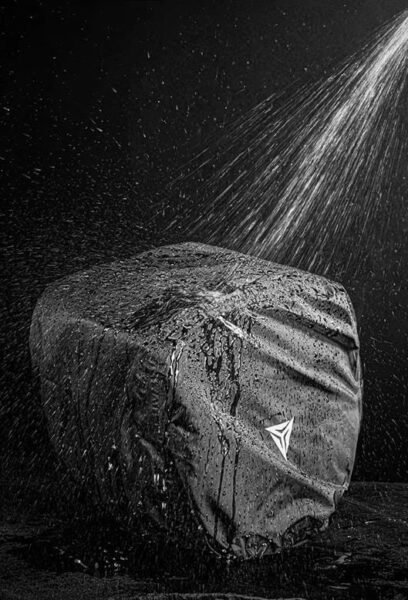 Hình ảnh cận cảnh chất liệu vải Oxford chống thấm nước của túi gắn trên baga xe máy