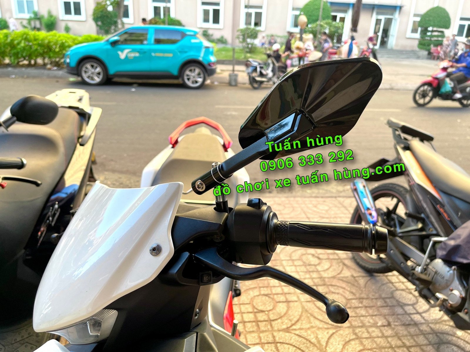 Hình ảnh cận cảnh chi tiết khớp xoay linh hoạt trên một mẫu gương xe máy