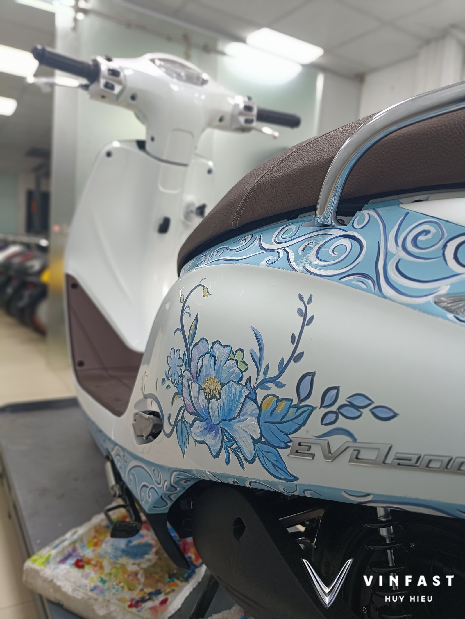 Hình ảnh cận cảnh chi tiết một phần tem xe máy được vẽ rất tinh xảo với màu sắc sống động