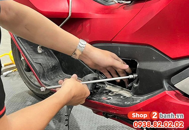 Hình ảnh cận cảnh đầu bugi xe máy bị bám muội than