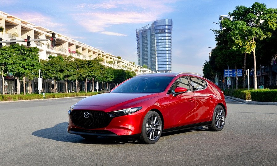 Hình ảnh cận cảnh đầu xe Mazda 3 với lưới tản nhiệt mới