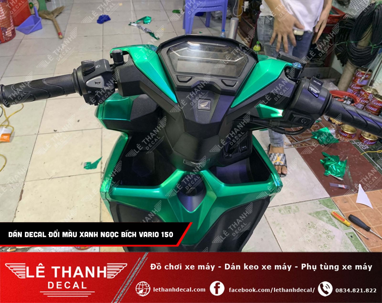 Hình ảnh cận cảnh decal xanh ngọc bích có độ bóng cao trên thân xe