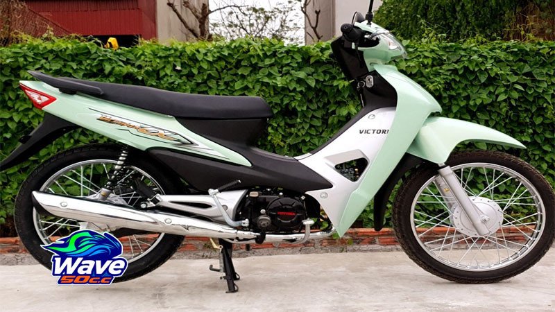 Hình ảnh cận cảnh động cơ của một chiếc xe Honda Wave cũ