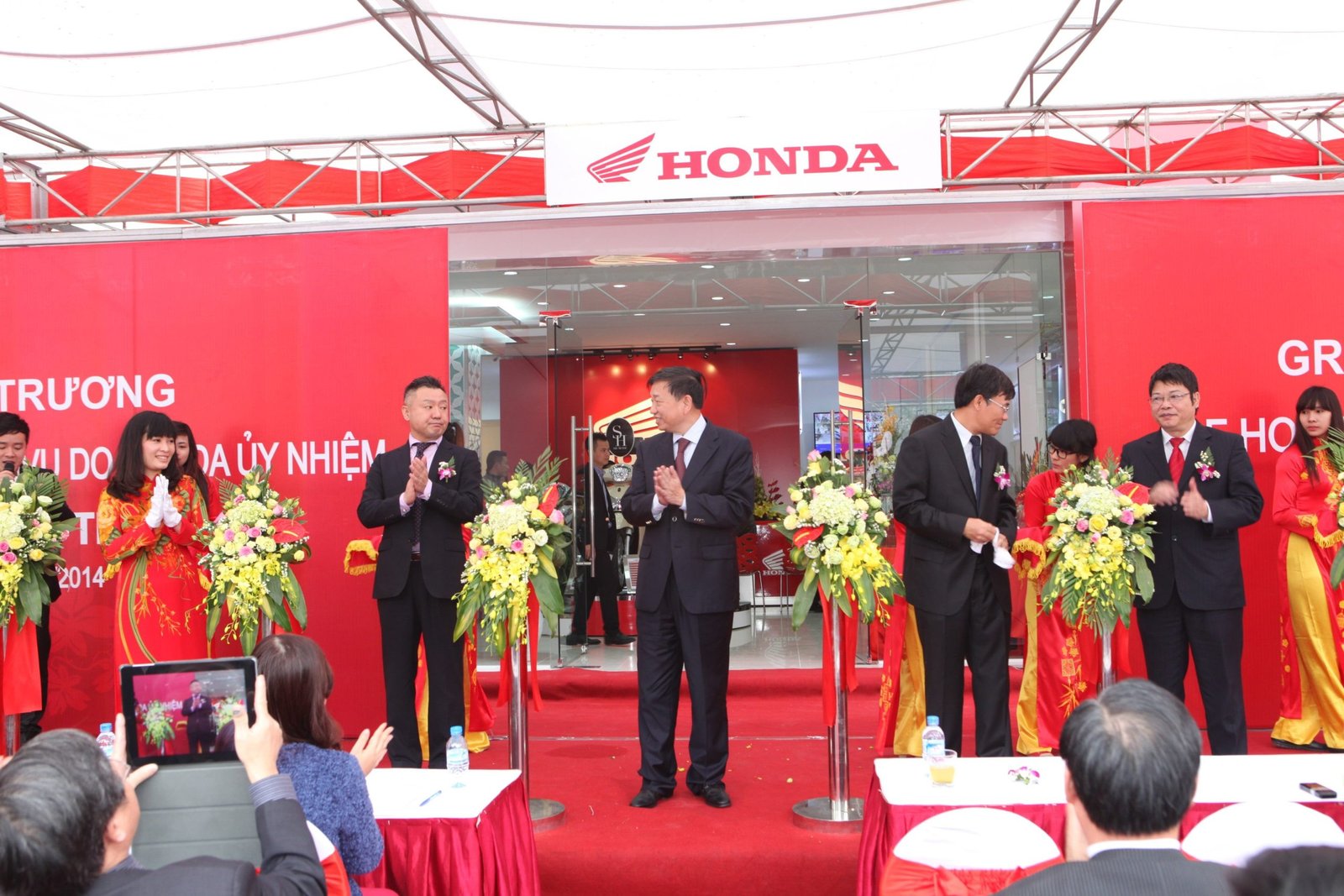 Hình ảnh cận cảnh động cơ xe máy hiện đại, nhấn mạnh vào công nghệ và hiệu suất