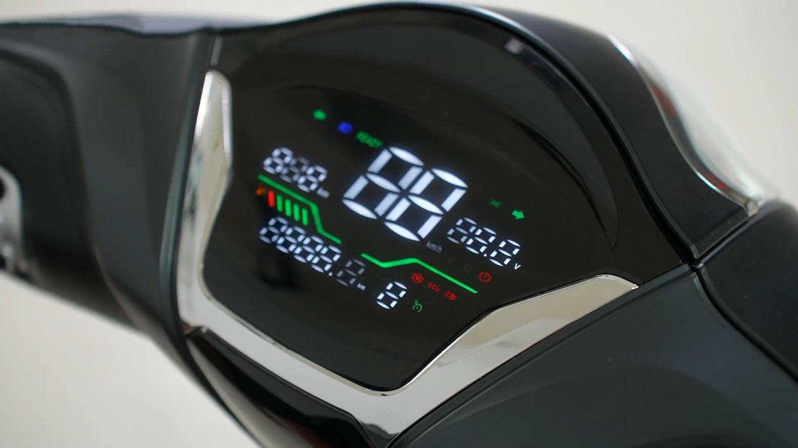 Hình ảnh cận cảnh đồng hồ điện tử và khu vực tay lái của xe