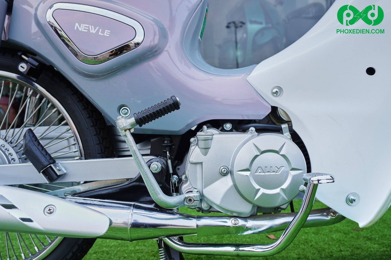 Hình ảnh cận cảnh hệ thống đèn pha LED và mặt đồng hồ điện tử của xe Daelim