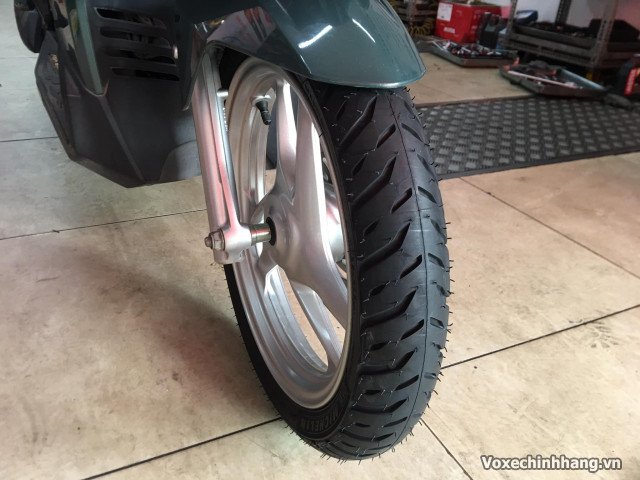 Hình ảnh cận cảnh hoa văn gai lốp Michelin Pilot Street 2 trên bánh xe tay ga