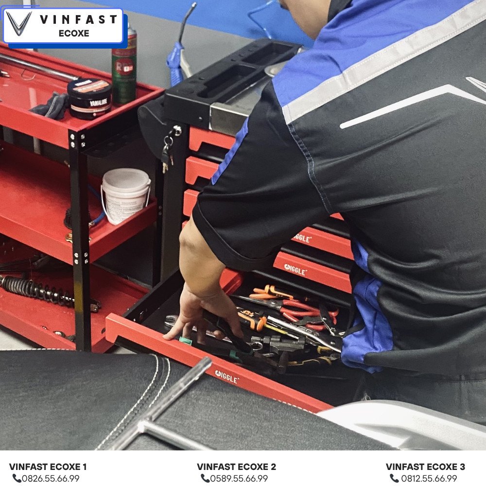 Hình ảnh cận cảnh kiểm tra áp suất lốp xe máy điện VinFast