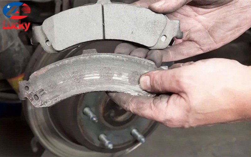 Hình ảnh cận cảnh một bộ thắng xe máy đang được kiểm tra, thể hiện vai trò quan trọng của má phanh