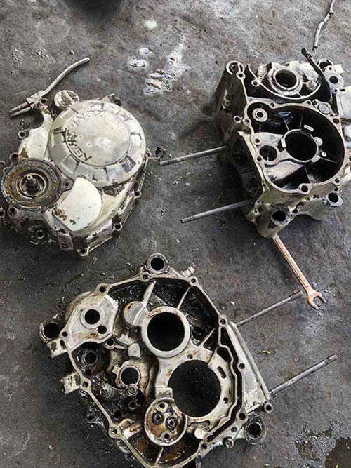 Hình ảnh cận cảnh một chai dung dịch tẩy rửa dầu nhớt xe máy đang được sử dụng