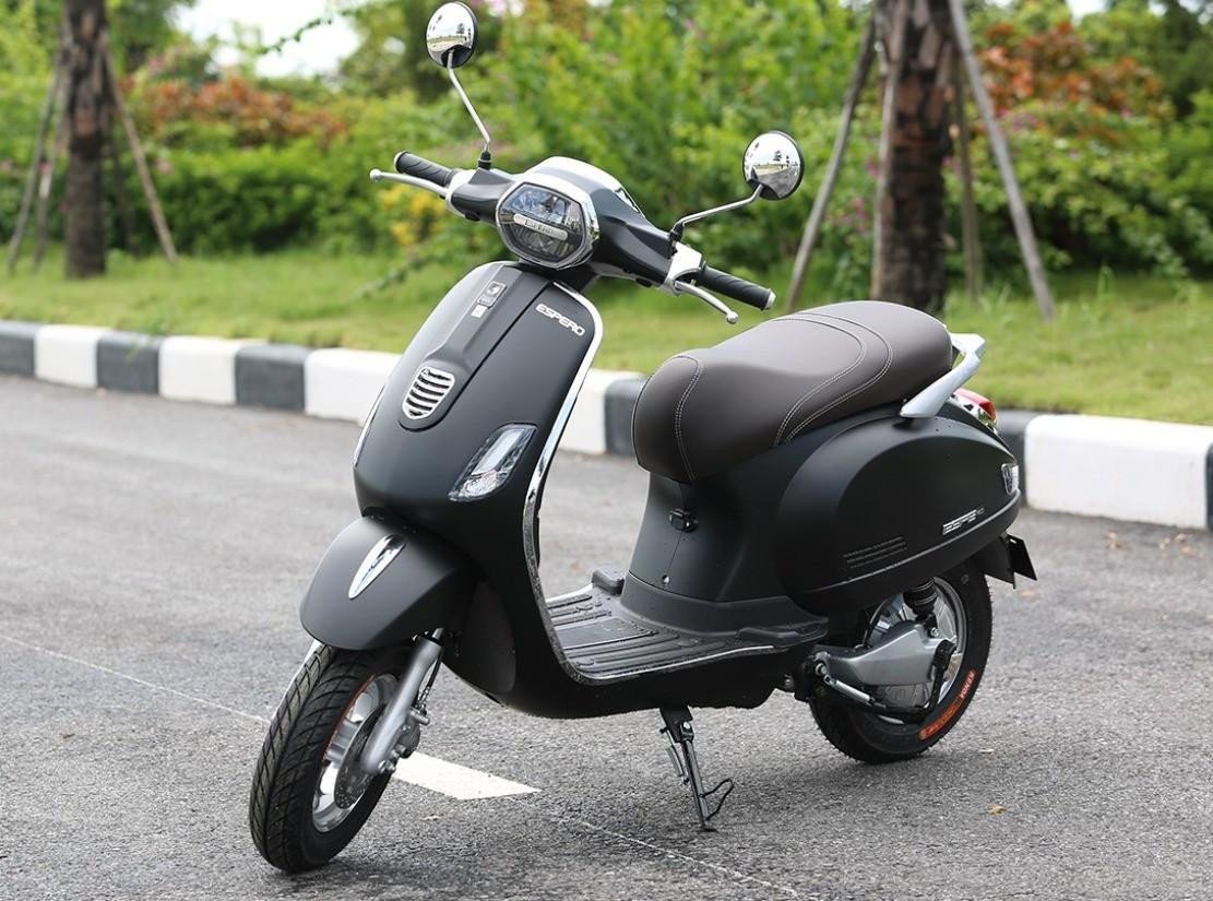 Hình ảnh cận cảnh một chiếc xe máy điện có thiết kế hiện đại, trang bị đèn LED