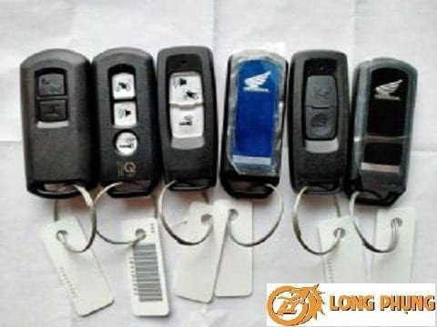 Hình ảnh cận cảnh một viên pin CR2032, cho thấy chi phí thay thế thường không cao