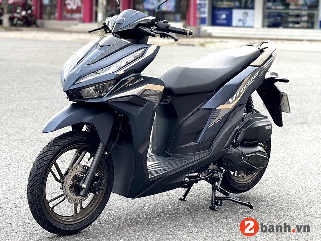 Hình ảnh cận cảnh phần đầu xe Honda Vario 125 phiên bản Thể thao màu xanh đen nổi bật