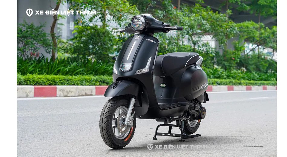 Hình ảnh cận cảnh phần đầu xe tay ga 50cc với thiết kế đèn pha nổi bật