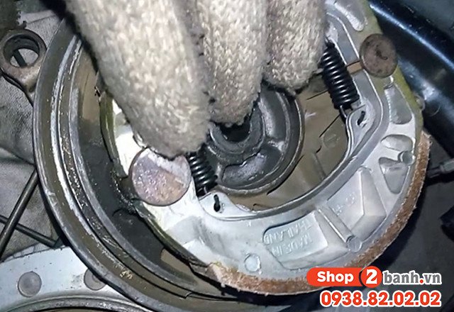 Hình ảnh cận cảnh quá trình tiện và làm mới bề mặt tăng bua xe máy