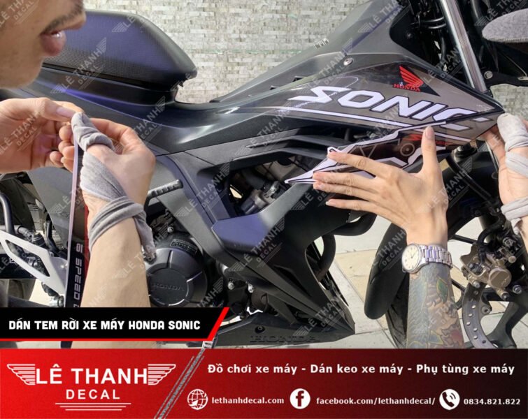 Hình ảnh cận cảnh quy trình dán decal lên thân xe máy
