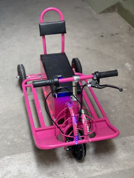 Hình ảnh cận cảnh tay ga và bảng điều khiển của xe điện trẻ em tự chế với màn hình hiển thị