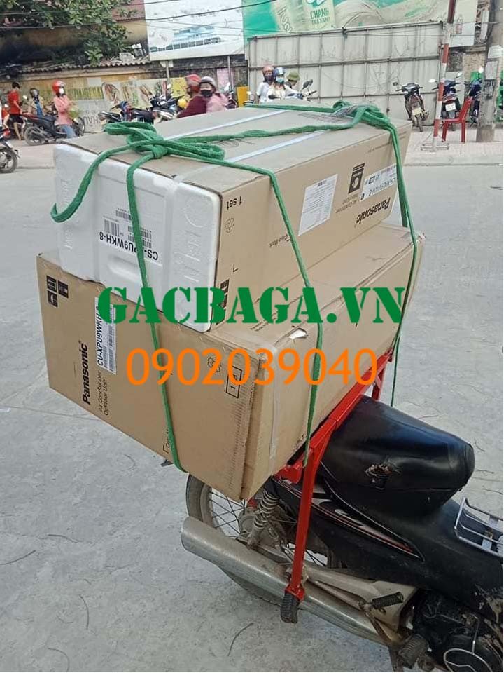 Hình ảnh cận cảnh thao tác điều chỉnh độ căng của dây xích khi lắp đặt giá đỡ hàng