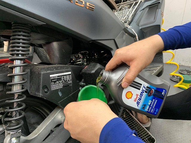 Hình ảnh cận cảnh việc thao tác trên cụm đồng hồ xe ga để chuyển đổi chế độ đo