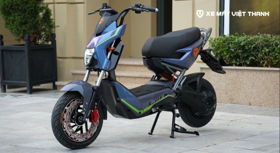 Hình ảnh cận cảnh xe máy điện Yadea Xmen Neo với thiết kế thể thao, hiện đại