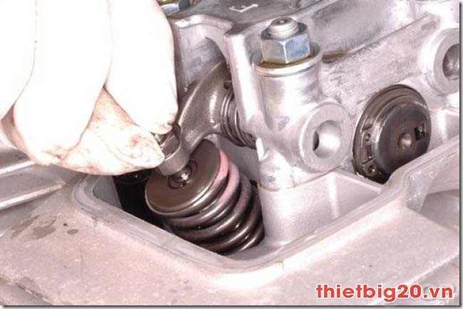 Hình ảnh chi tiết bộ chế hòa khí (bình xăng con) của xe máy, nơi cần được kiểm tra khi xe bị hụt ga