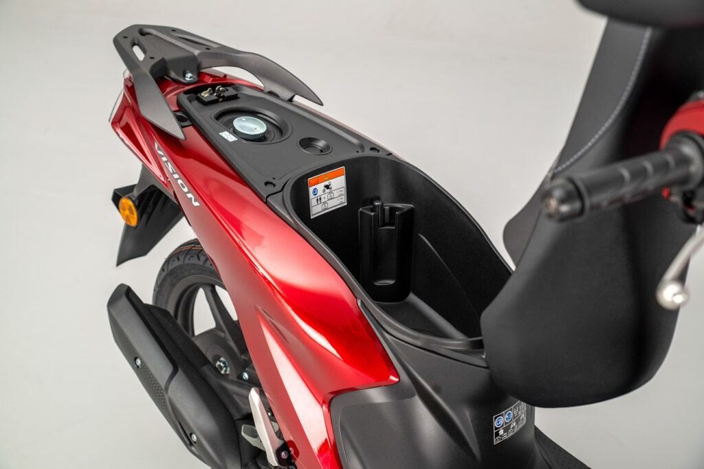 Hình ảnh chi tiết bộ phận kim phun xăng hoặc bộ chế hòa khí của xe tay ga