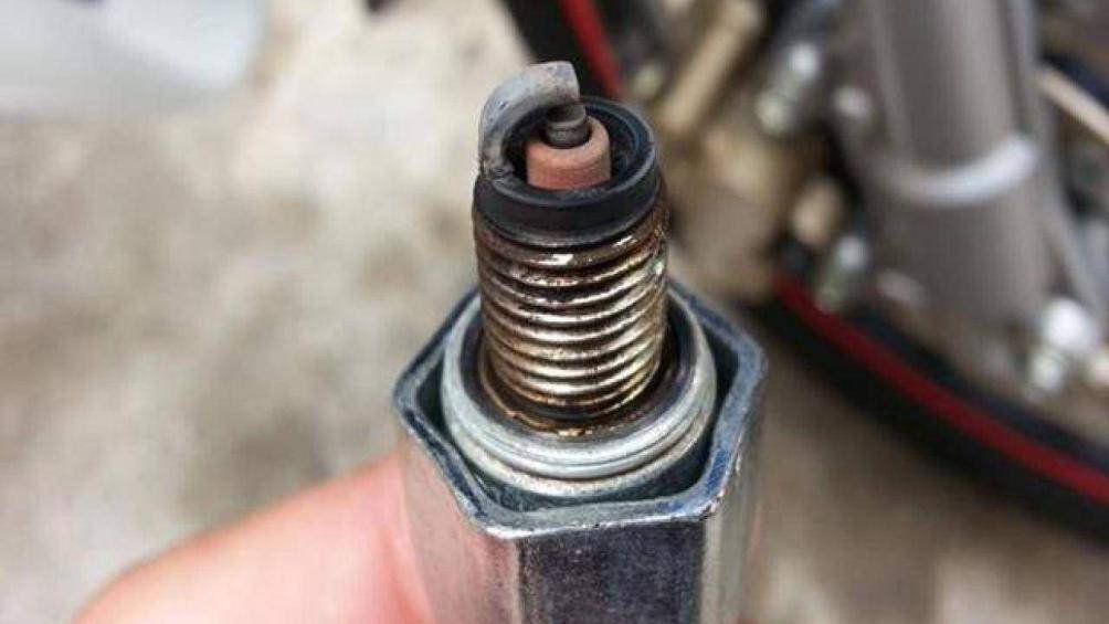 Hình ảnh chi tiết bugi xe máy đã được tháo ra để kiểm tra