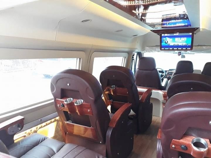 Hình ảnh chi tiết các cổng sạc và tiện ích cá nhân trên xe