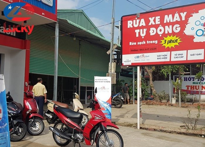 Hình ảnh chi tiết các vòi phun áp lực và hệ thống sấy của một máy rửa xe tự động