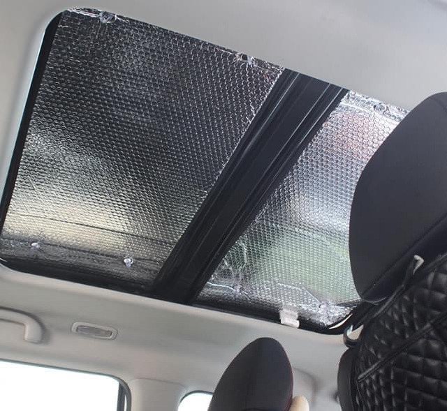 Hình ảnh chi tiết cơ cấu trượt của cửa sổ trời panorama trên xe hơi