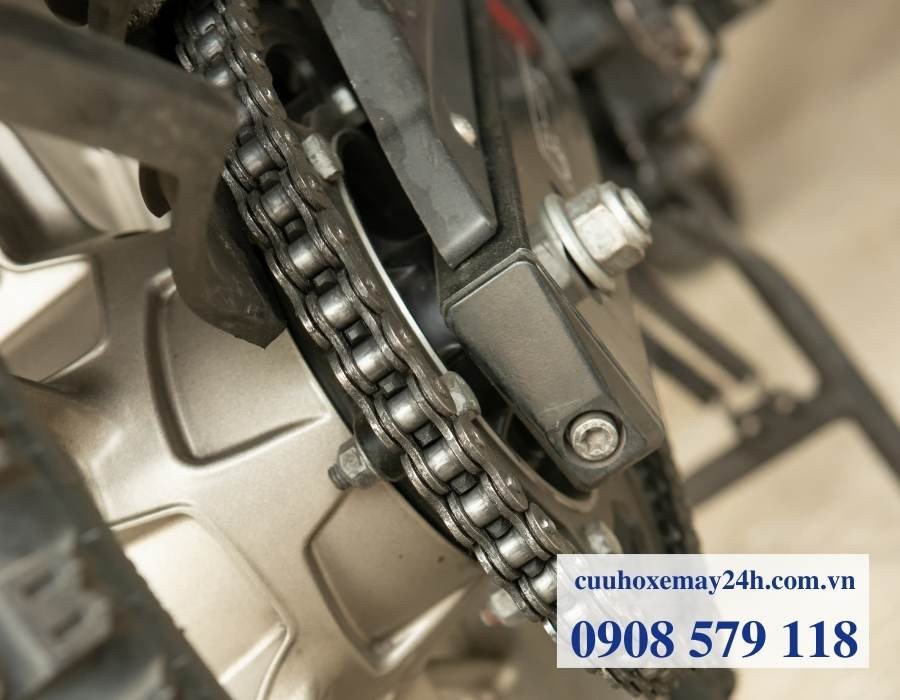 Hình ảnh chi tiết của một chiếc xe Suzuki được bảo dưỡng