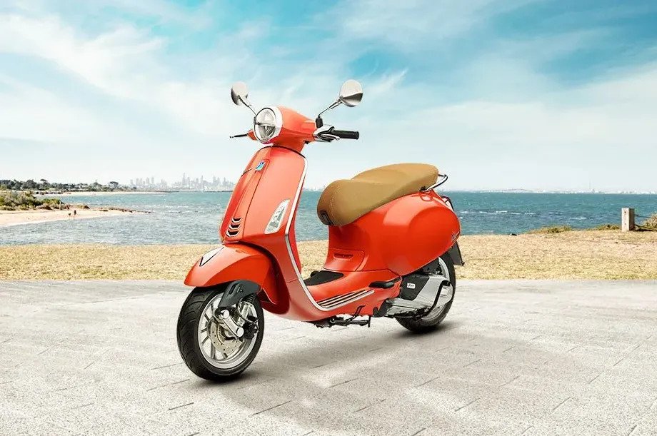 Hình ảnh chi tiết cụm đèn pha và ghi đông của một chiếc Vespa hiện đại