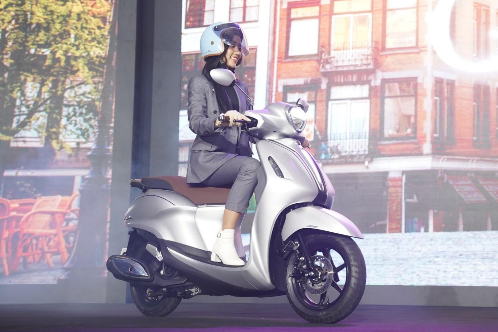 Hình ảnh chi tiết cụm đồng hồ kỹ thuật số và các trang bị trên Yamaha Grande