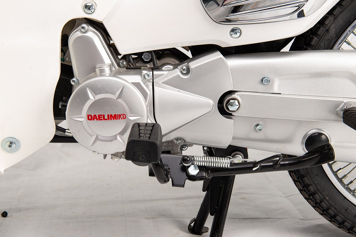 Hình ảnh chi tiết động cơ xe máy Hàn Quốc, nhấn mạnh vào sự tinh xảo