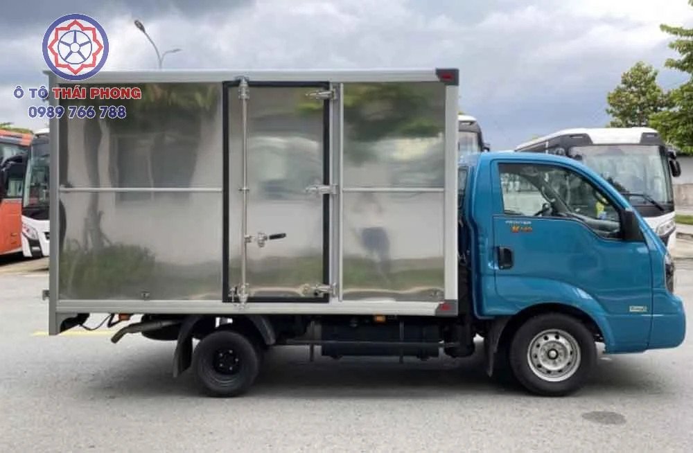 Hình ảnh chi tiết động cơ xe tải Thaco 1.25 tấn, thể hiện công nghệ Diesel hiện đại