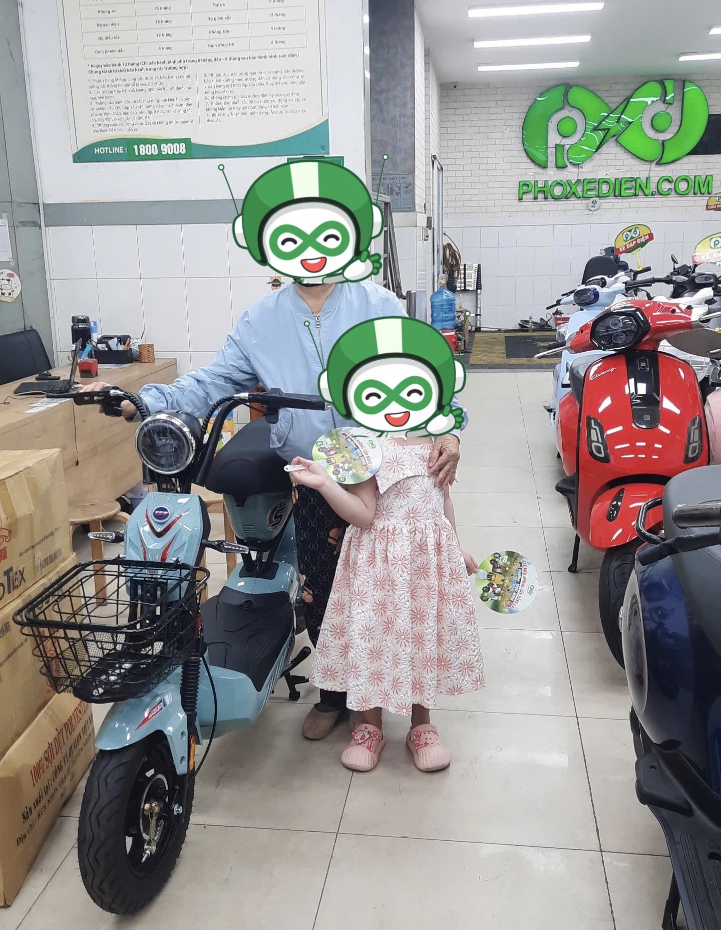 Hình ảnh chi tiết đồng hồ điện tử và sàn để chân rộng rãi trên xe điện 133S