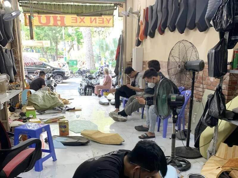 Hình ảnh chi tiết đường may tỉ mỉ trên một chiếc yên xe máy đã được bọc da mới