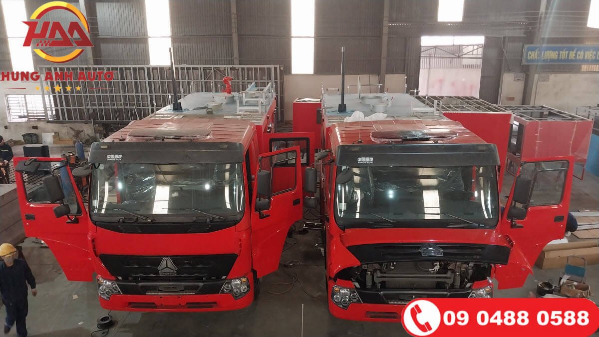 Hình ảnh chi tiết khoang bơm và hệ thống vòi phun của xe cứu hỏa