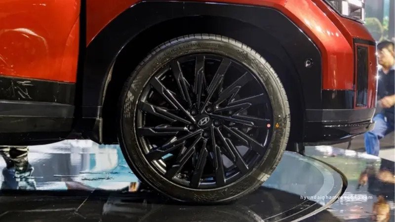 Hình ảnh chi tiết mâm xe hợp kim 21 inch của SantaFe 2025