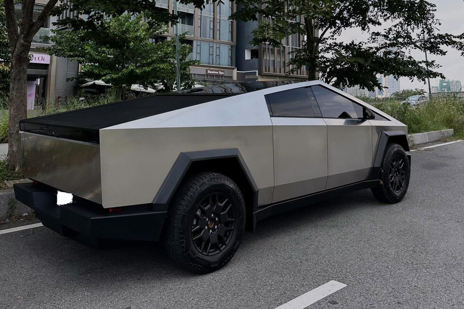 Hình ảnh chi tiết mặt trước của chiếc Tesla Cybertruck màu đen chuẩn bị lăn bánh tại Việt Nam.