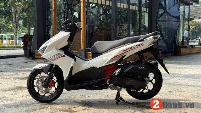 Hình ảnh chi tiết một chiếc Honda Air Blade 160 phiên bản thể thao màu trắng đỏ đen